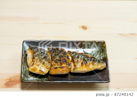 備長炭で焼く塩サバ 備長炭で焼く塩サバ 87240142