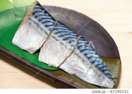 備長炭で焼く塩サバ 備長炭で焼く塩サバ 87240151