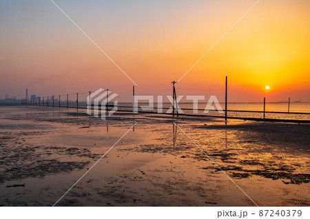 東京湾の絶景　夕暮れの江川海岸　在りし日の海中電柱 87240379