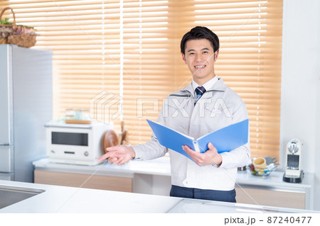 確認する作業服のビジネスマン 確認する作業服のビジネスマン 87240477