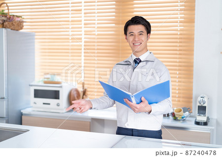 確認する作業服のビジネスマン 87240478