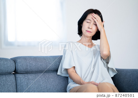 体調が悪いシニア女性 87240501