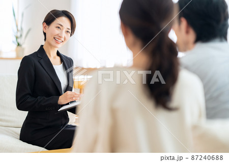 ビジネス　不動産　夫婦　カップル　家族　コンサルタント　プランナー　リビング 87240688