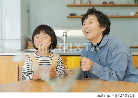 おばあちゃんと孫 87240811