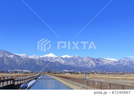 冬の安曇野　拾ヶ堰と北アルプス 87240907