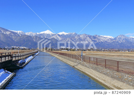 冬の安曇野　拾ヶ堰と北アルプス 87240909