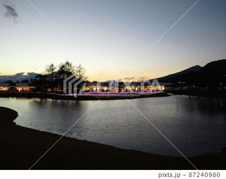 冬の宵の軽井沢プリンスショッピングプラザ・イルミネーション 87240980