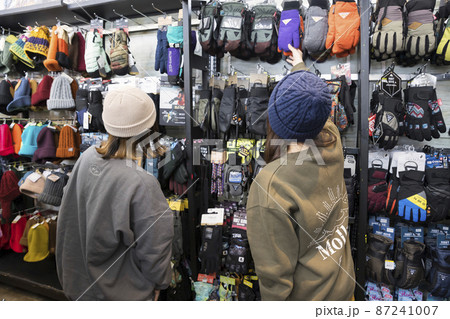 スポーツショップで買い物をする女性後姿 87241007