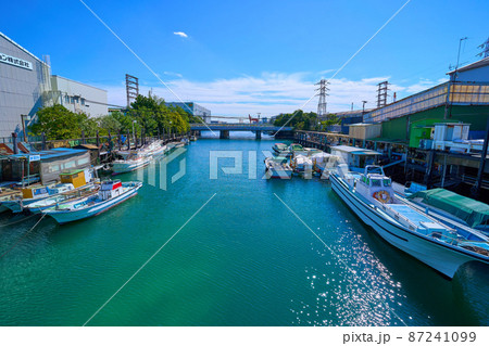横浜市鶴見区の末広橋から旭運河とJR鶴見線方面を見る 87241099