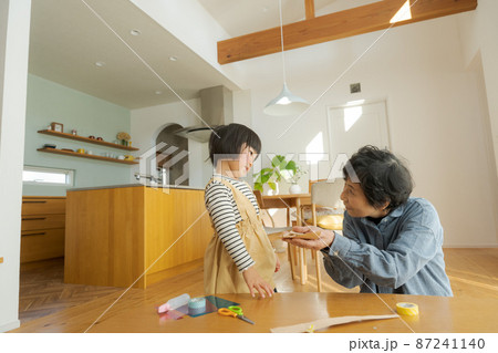 室内で遊ぶ祖母と孫　工作 87241140