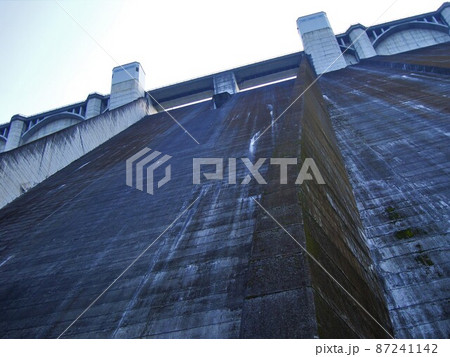 下から見上げる浦山ダムの堤体 87241142