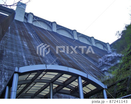 下から見上げる浦山ダムの堤体 87241143