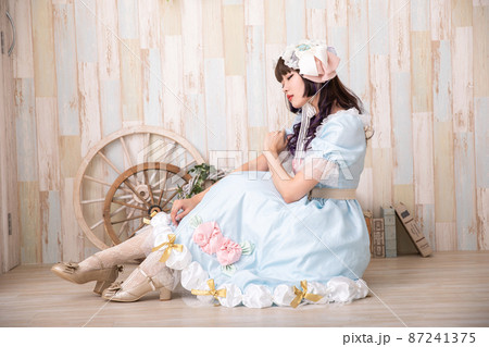 座り込んだコスプレ女性　Cosplay 87241375