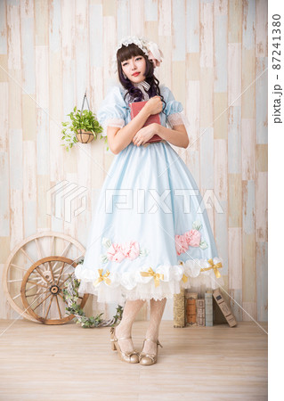本を抱えるコスプレ女性 Cosplay 本を抱えるコスプレ女性 Cosplay 87241380