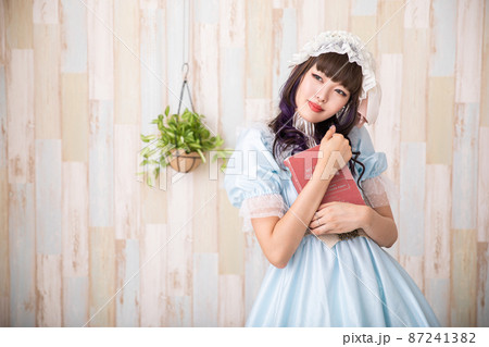 本を抱えるコスプレ女性　Cosplay 87241382