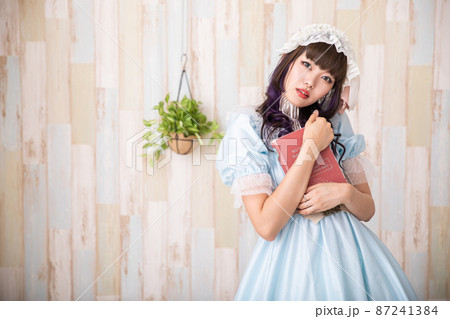 本を抱えるコスプレ女性　Cosplay 87241384