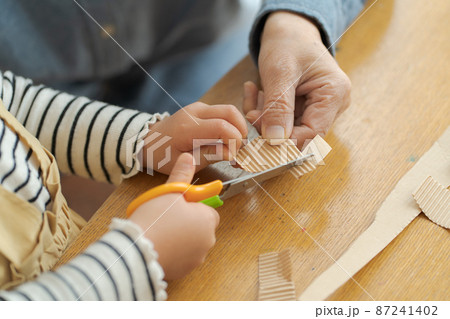 制作をする子ども　手元 87241402