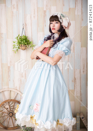 本を抱えるコスプレした女性　Cosplay 87241415