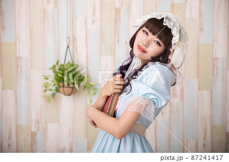 本を抱えるコスプレした女性 Cosplay 本を抱えるコスプレした女性 Cosplay 87241417