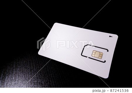 白い無地のSIMカード 黒背景 87241536