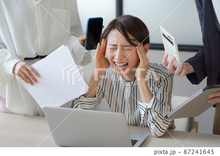 仕事のストレス　ビジネスシーン 87241645