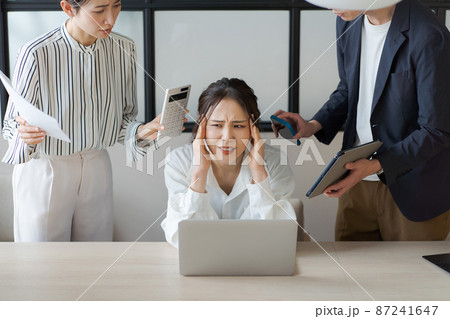 仕事のストレス ビジネスシーン 仕事のストレス ビジネスシーン 87241647