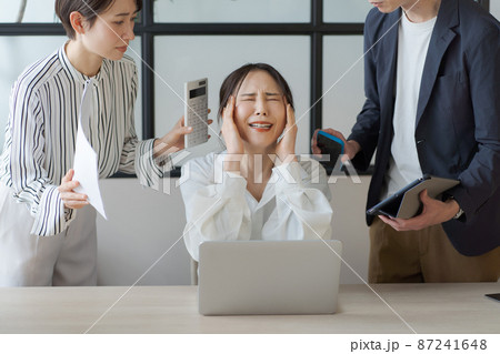 仕事のストレス　ビジネスシーン 87241648