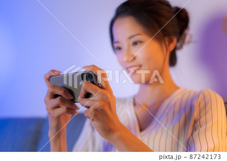 自宅でくつろぐ女性　夜 87242173