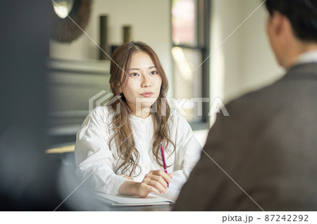 ビジネスシーン　打ち合わせ　女性 87242292