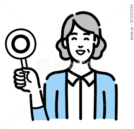 マルの札を持って笑顔のシニアの女性 マルの札を持って笑顔のシニアの女性 87242293