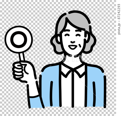 マルの札を持って笑顔のシニアの女性 マルの札を持って笑顔のシニアの女性 87242293