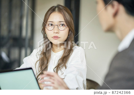 ビジネスシーン　打ち合わせ　女性 87242366