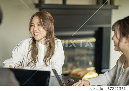 ビジネスシーン　打ち合わせ　女性 87242571
