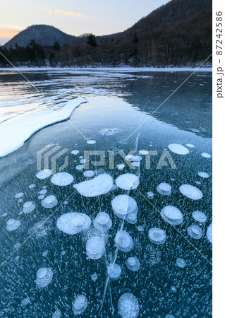 群馬_赤城大沼の絶景アイスバブル 群馬_赤城大沼の絶景アイスバブル 87242586