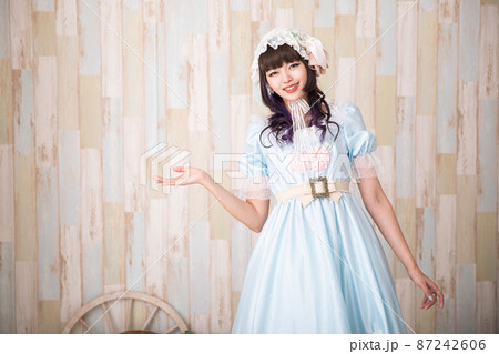 OKサインをするロリータファッションの女性 Cosplay OKサインをするロリータファッションの女性 Cosplay 87242606