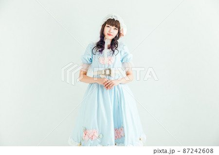 こちらを見つめるロリータファッションの女性 Cosplay こちらを見つめるロリータファッションの女性 Cosplay 87242608