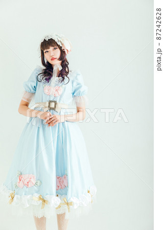 こちらを見つめるロリータファッションの女性　Cosplay　 87242628