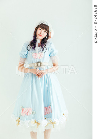 こちらを見つめるロリータファッションの女性　Cosplay　 87242629