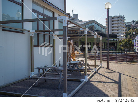 横須賀軍港巡り波止場から港を望む 87242645