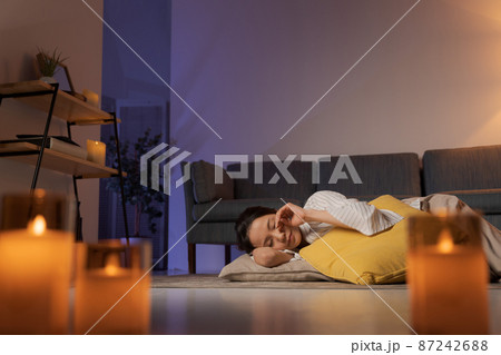 自宅でくつろぐ女性 夜 自宅でくつろぐ女性 夜 87242688