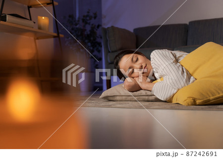 自宅でくつろぐ女性 夜 自宅でくつろぐ女性 夜 87242691