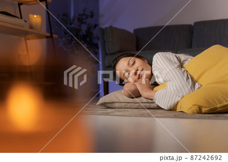 自宅でくつろぐ女性　夜 87242692