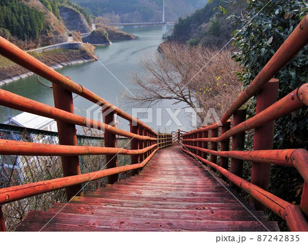 合角ダム展望台への階段と西秩父桃湖 87242835