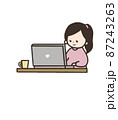 テレワークをする女性 87243263