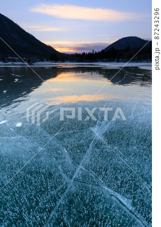 群馬_赤城大沼アイスバブルと亀裂の絶景 87243296