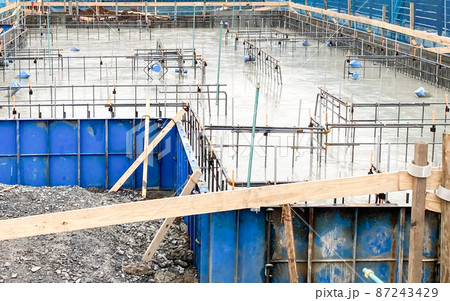 戸建て住宅の基礎工事の現場 87243429