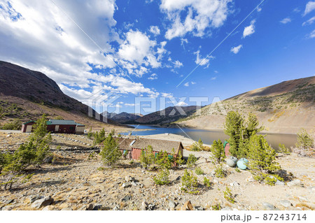 Sunny view of the autumn landscape of Saddlebag Lake 87243714