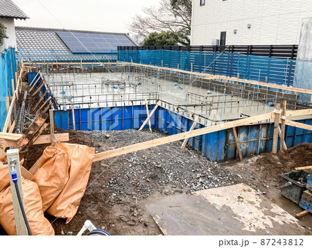 戸建て住宅の基礎工事の現場 87243812