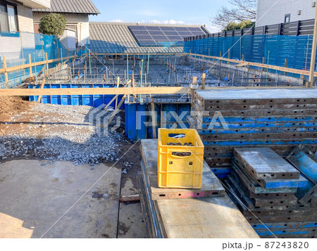 戸建て住宅の基礎工事の現場 87243820