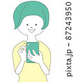 スマートフォンを操作するショートカットの若い女性 87243950